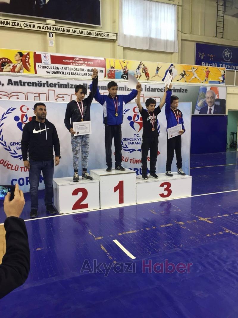 Akyazılı Güreşçiler Çorum danda Boş Dönmediler