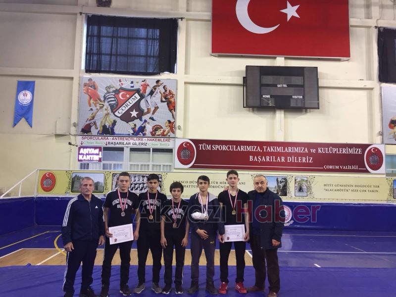 Akyazılı Güreşçiler Çorum danda Boş Dönmediler