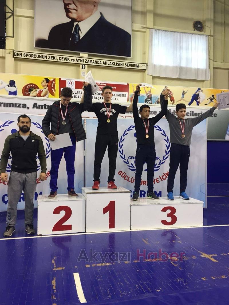 Akyazılı Güreşçiler Çorum danda Boş Dönmediler