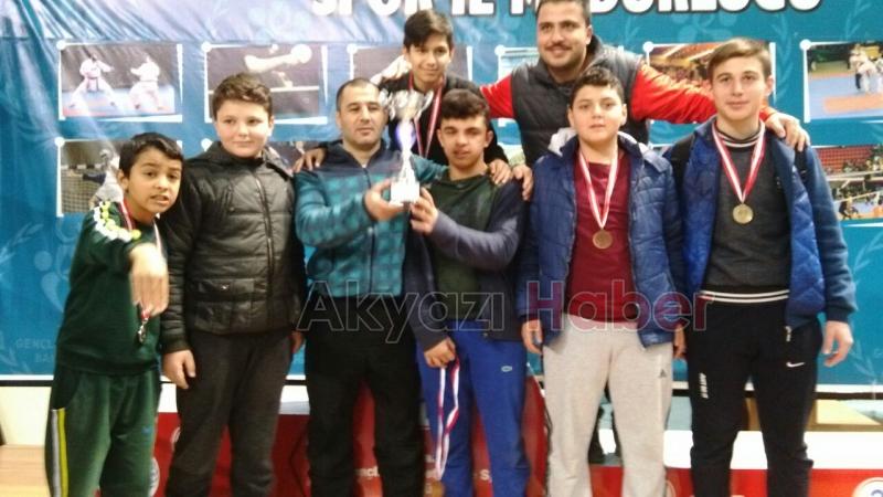    Akyazılı Güreşçiler İl Şampiyonasından Başarıyla Döndü