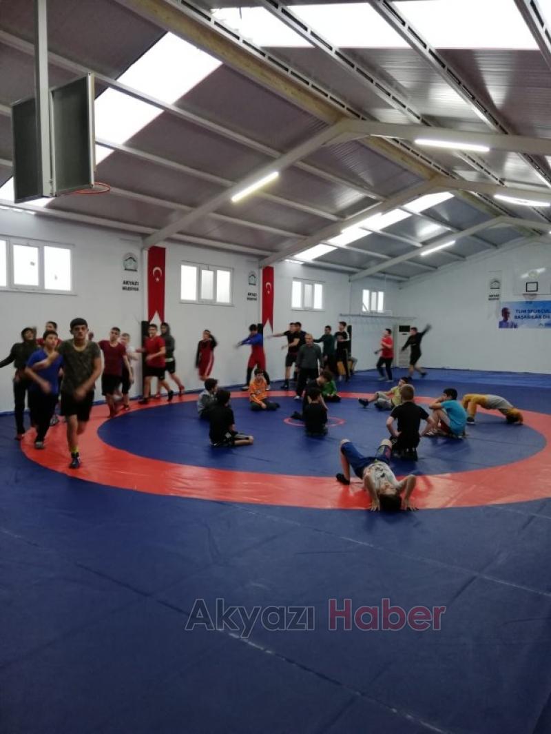 Akyazılı güreşçiler İl seçmelerine damga vurdu