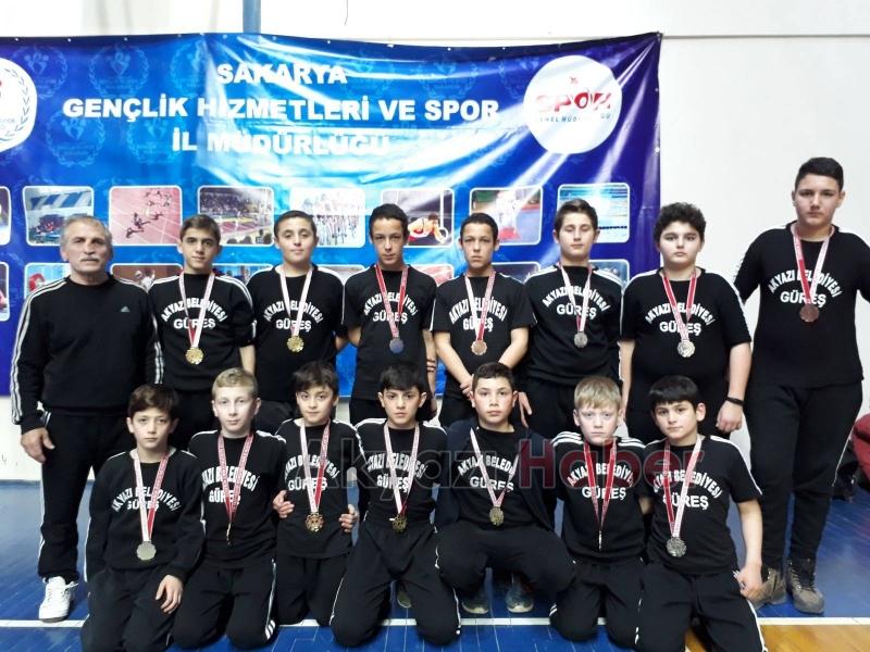 Akyazı’lı Güreşçiler Madalyaları Topladı