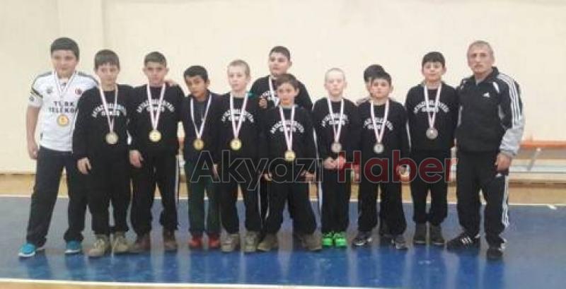 AKYAZILI GÜREŞÇİLER ÖDÜLE DOYMUYOR