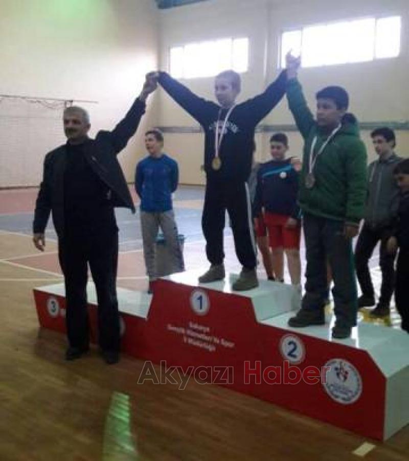 AKYAZILI GÜREŞÇİLER ÖDÜLE DOYMUYOR