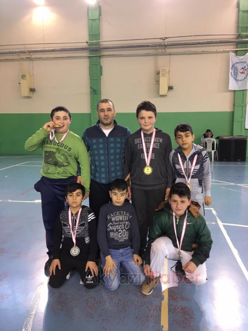  Akyazılı Güreşçiler Şampiyonada Derece Yaptı