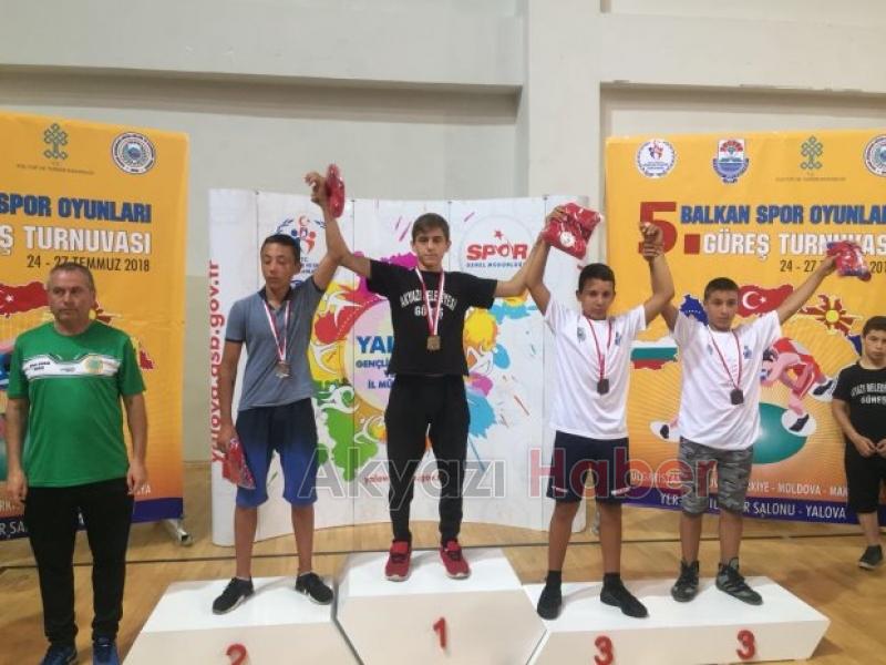 Akyazılı güreşçiler turnuvaya damga vurdu 