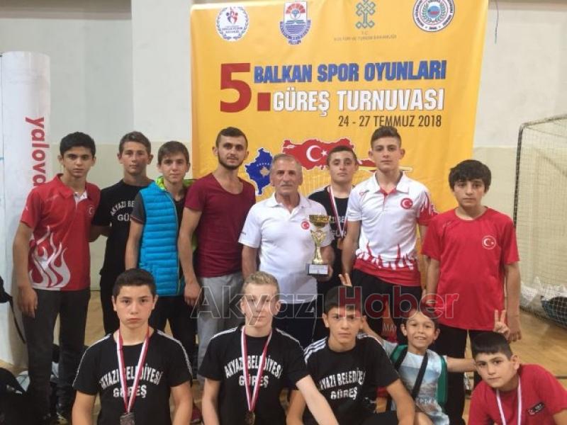 Akyazılı güreşçiler turnuvaya damga vurdu 