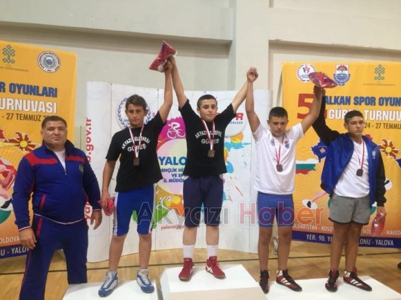 Akyazılı güreşçiler turnuvaya damga vurdu 