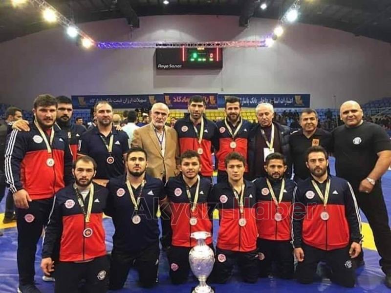 Akyazılı güreşçinin takımından büyük başarı