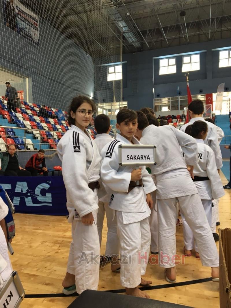 Akyazı Madanoğlu Orta Okul Öğrencileri Aynı Zamanda Akyazı Belediye Spor Kulübü Sporcuları Derece Yapıp Finale Yükseldiler