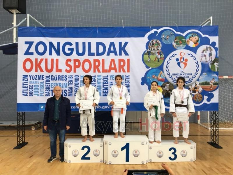 Akyazı Madanoğlu Orta Okul Öğrencileri Aynı Zamanda Akyazı Belediye Spor Kulübü Sporcuları Derece Yapıp Finale Yükseldiler