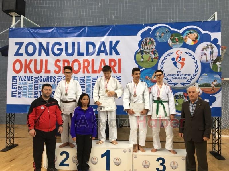 Akyazı Madanoğlu Orta Okul Öğrencileri Aynı Zamanda Akyazı Belediye Spor Kulübü Sporcuları Derece Yapıp Finale Yükseldiler