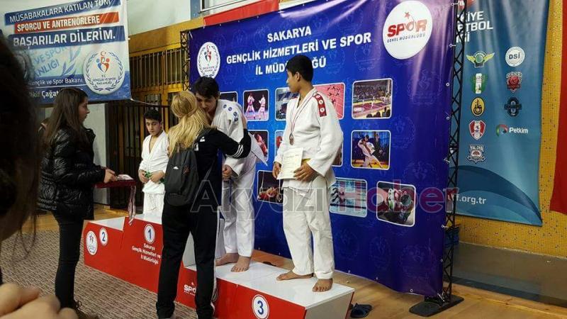 AKYAZILI JUDOCULAR ŞEHİTLER İÇİN MİNDERE ÇIKTILAR