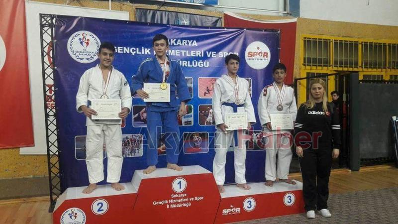 AKYAZILI JUDOCULAR ŞEHİTLER İÇİN MİNDERE ÇIKTILAR