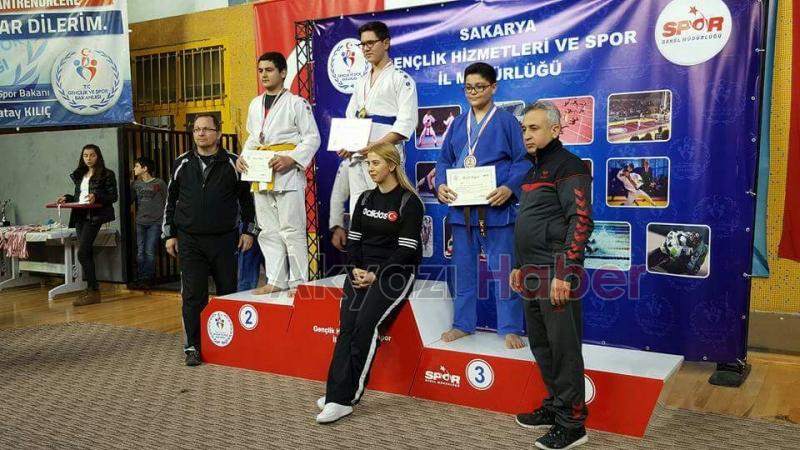 AKYAZILI JUDOCULAR ŞEHİTLER İÇİN MİNDERE ÇIKTILAR