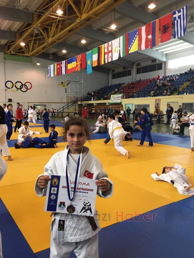 AKYAZILI JUDOCULAR YUNANİSTAN’DA ŞAMPİYON OLDU
