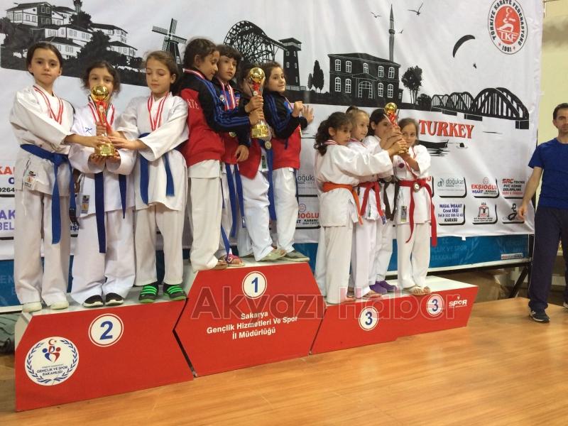 Akyazılı Karateciler Altın Madalyasız Dönmüyor
