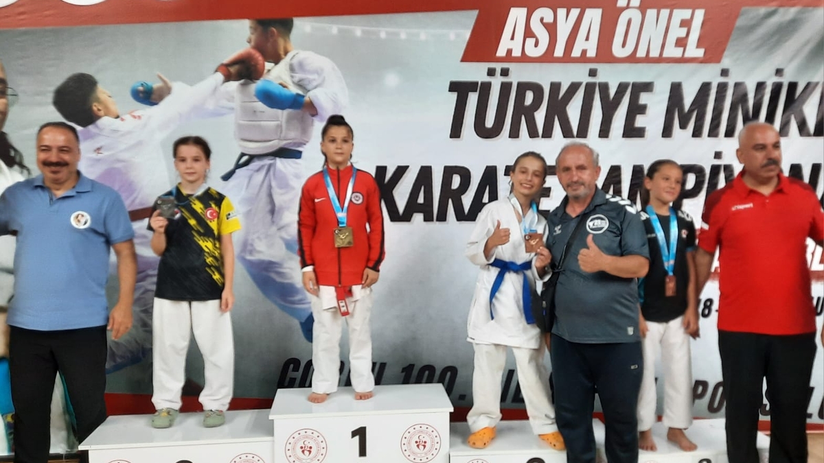 Akyazılı karateciler gururlandırdı