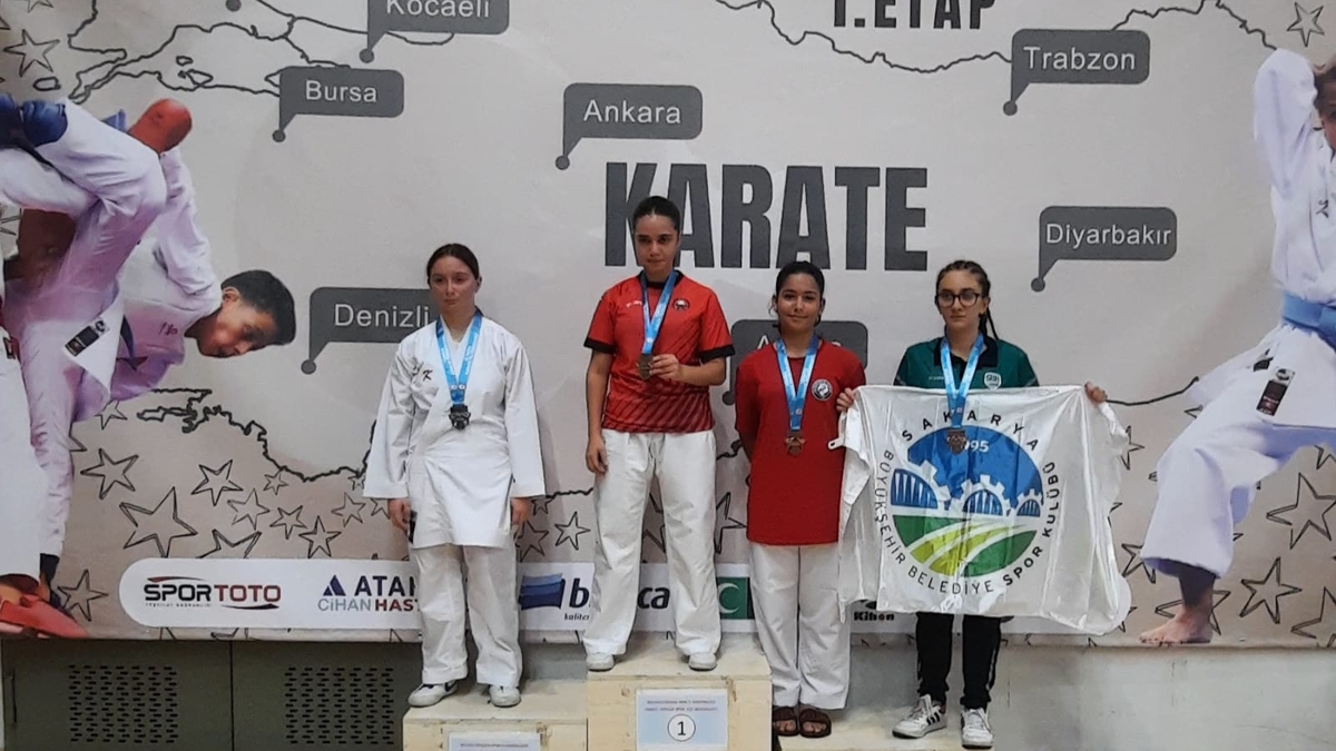 Akyazılı karateciler madalyaları topladı