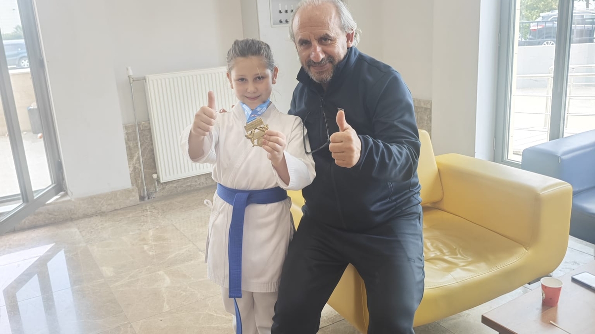 Akyazılı karateciler madalyaları topladı