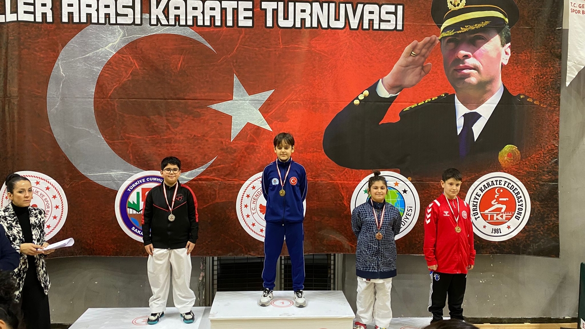 Akyazılı karateciler madalyaları topladı