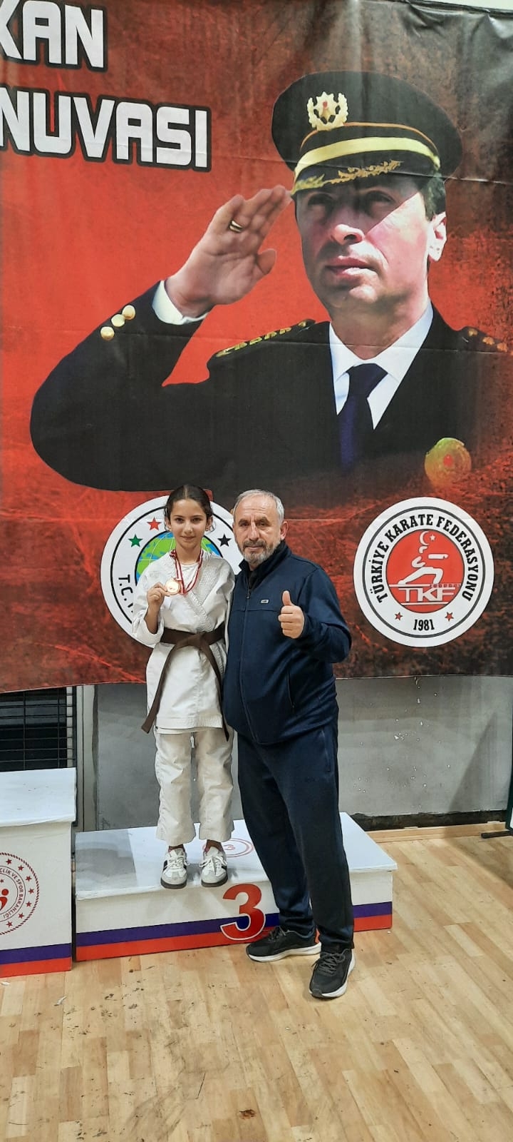 Akyazılı karateciler madalyaları topladı