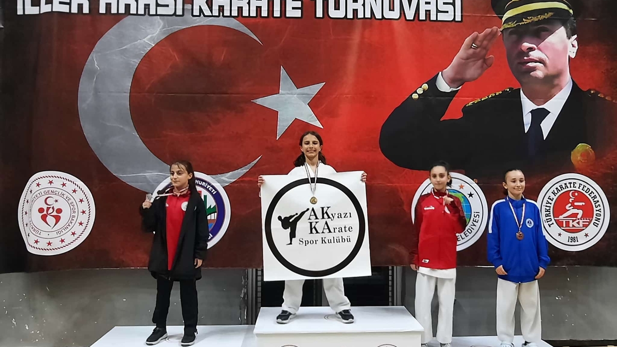 Akyazılı karateciler madalyaları topladı