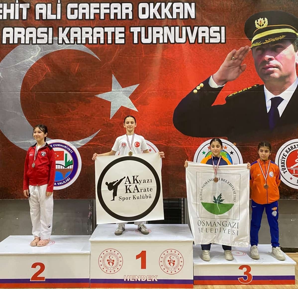 Akyazılı karateciler madalyaları topladı