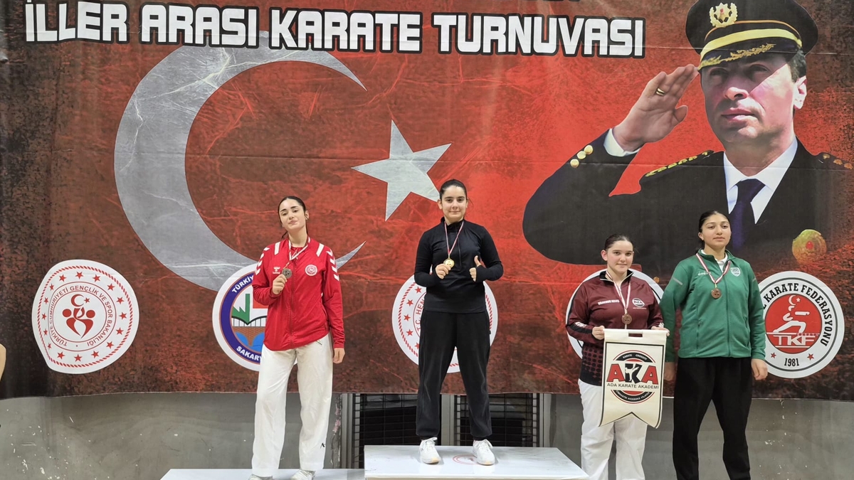 Akyazılı karateciler madalyaları topladı