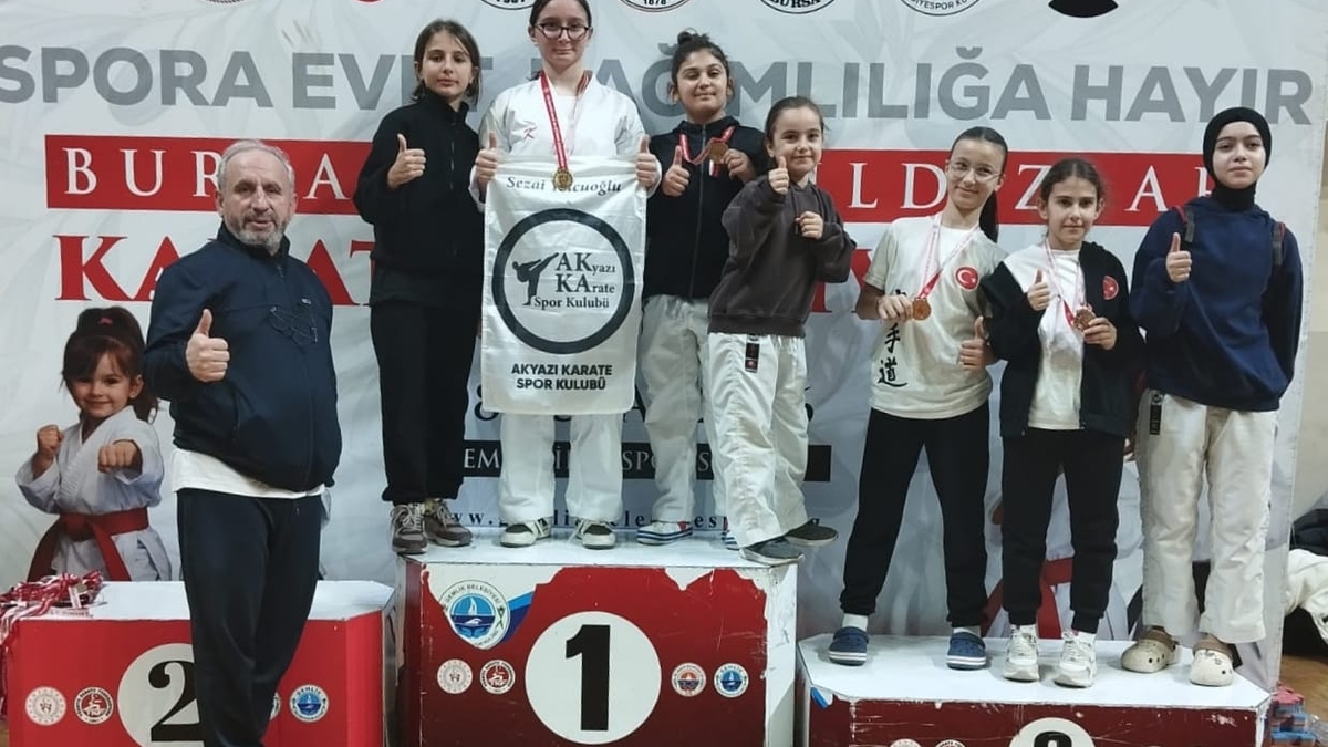 Akyazılı karateciler madalyaları topladı