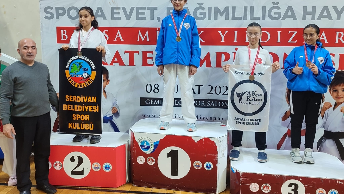 Akyazılı karateciler madalyaları topladı