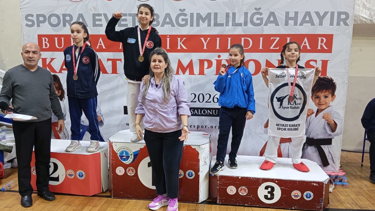 Akyazılı karateciler madalyaları topladı