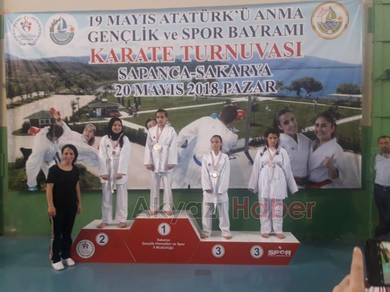 Akyazılı Karateciler Madalyasız Dönmüyor