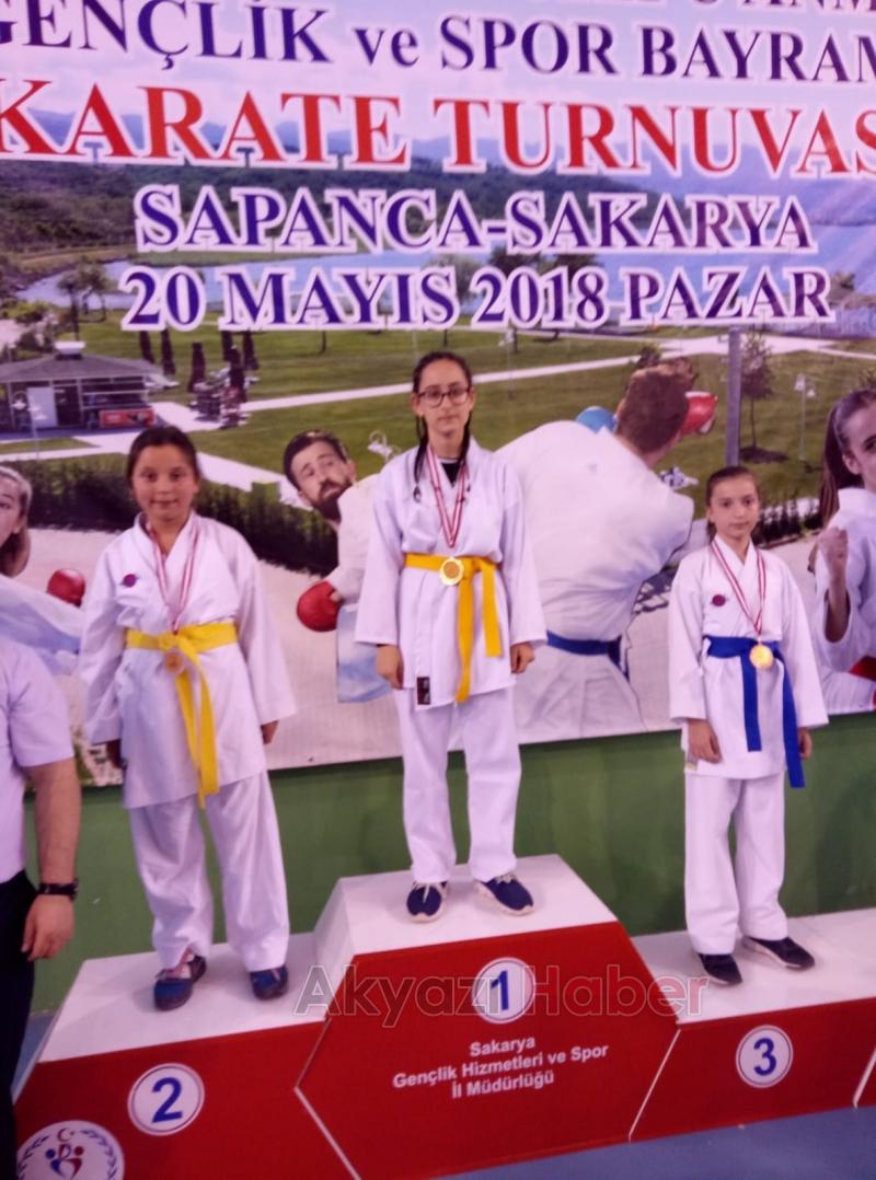 Akyazılı Karateciler Madalyasız Dönmüyor