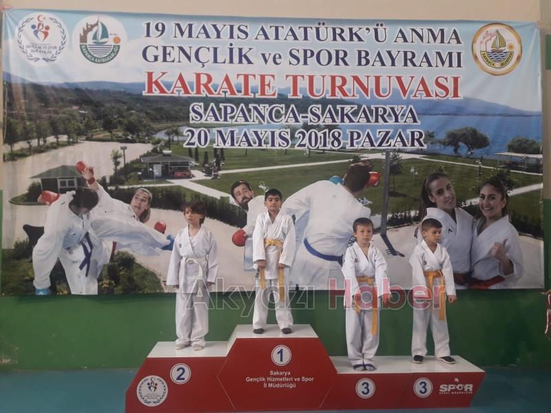 Akyazılı Karateciler Madalyasız Dönmüyor