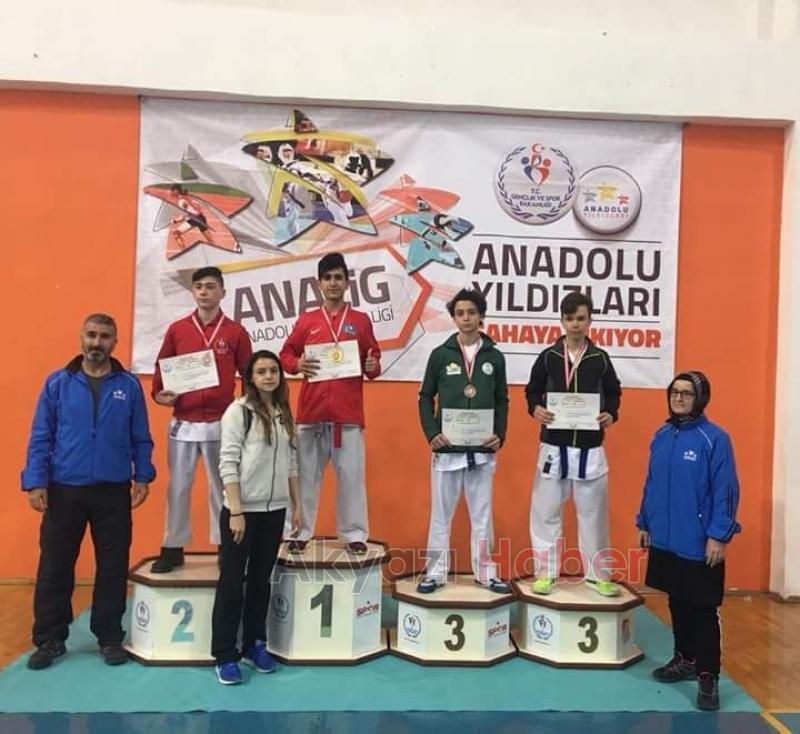 Akyazılı Karatecilerden 3 altın 1 bronz madalya