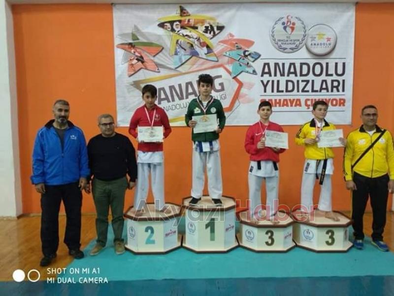 Akyazılı Karatecilerden 3 altın 1 bronz madalya