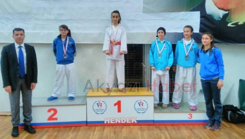 AKYAZILI KARATECİLERDEN 4 ALTIN 1 GÜMÜŞ 2 BRONZ MADALYA