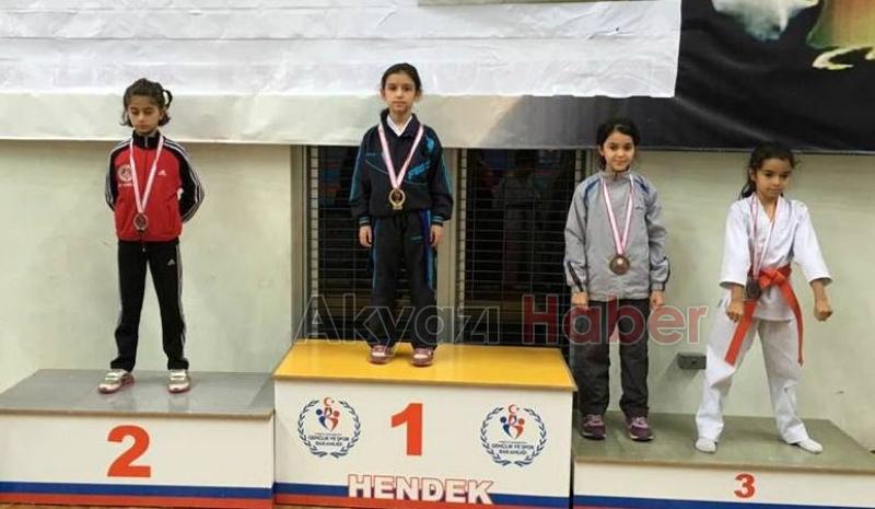 AKYAZILI KARATECİLERDEN 4 ALTIN 1 GÜMÜŞ 2 BRONZ MADALYA