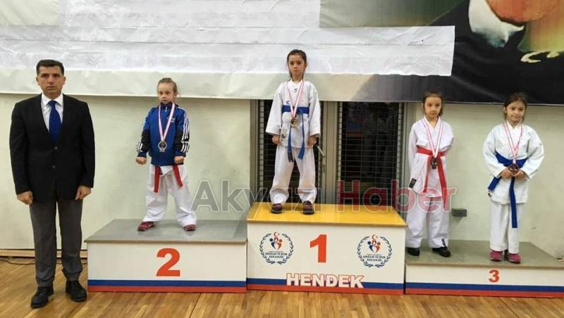 AKYAZILI KARATECİLERDEN 4 ALTIN 1 GÜMÜŞ 2 BRONZ MADALYA