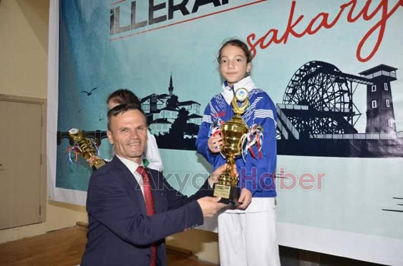   Akyazılı Karatecilerden 6 Birincilik