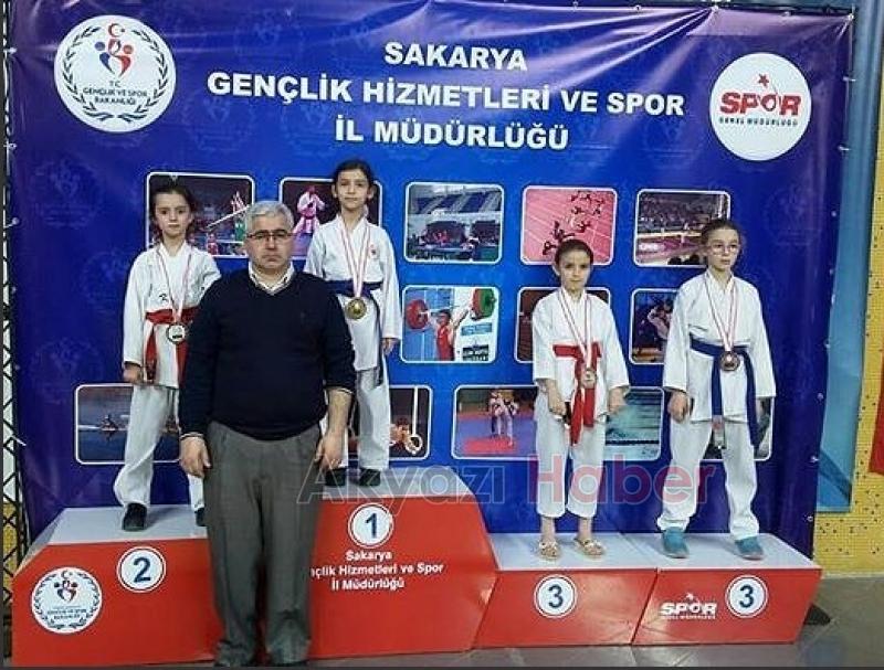 Akyazılı Karatecilerden 7 Altın 5 Gümüş 10 Bronz Madalya