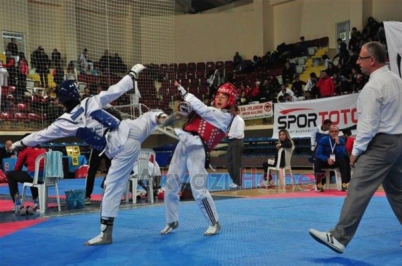 Akyazılı Kübra Sağlam Türkiye Üçüncüsü Oldu