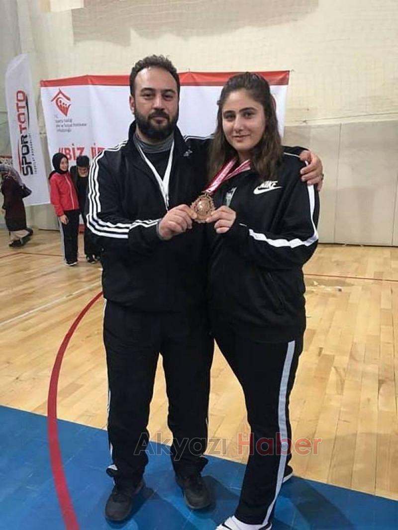 Akyazılı Kübra Sağlam Türkiye Üçüncüsü Oldu