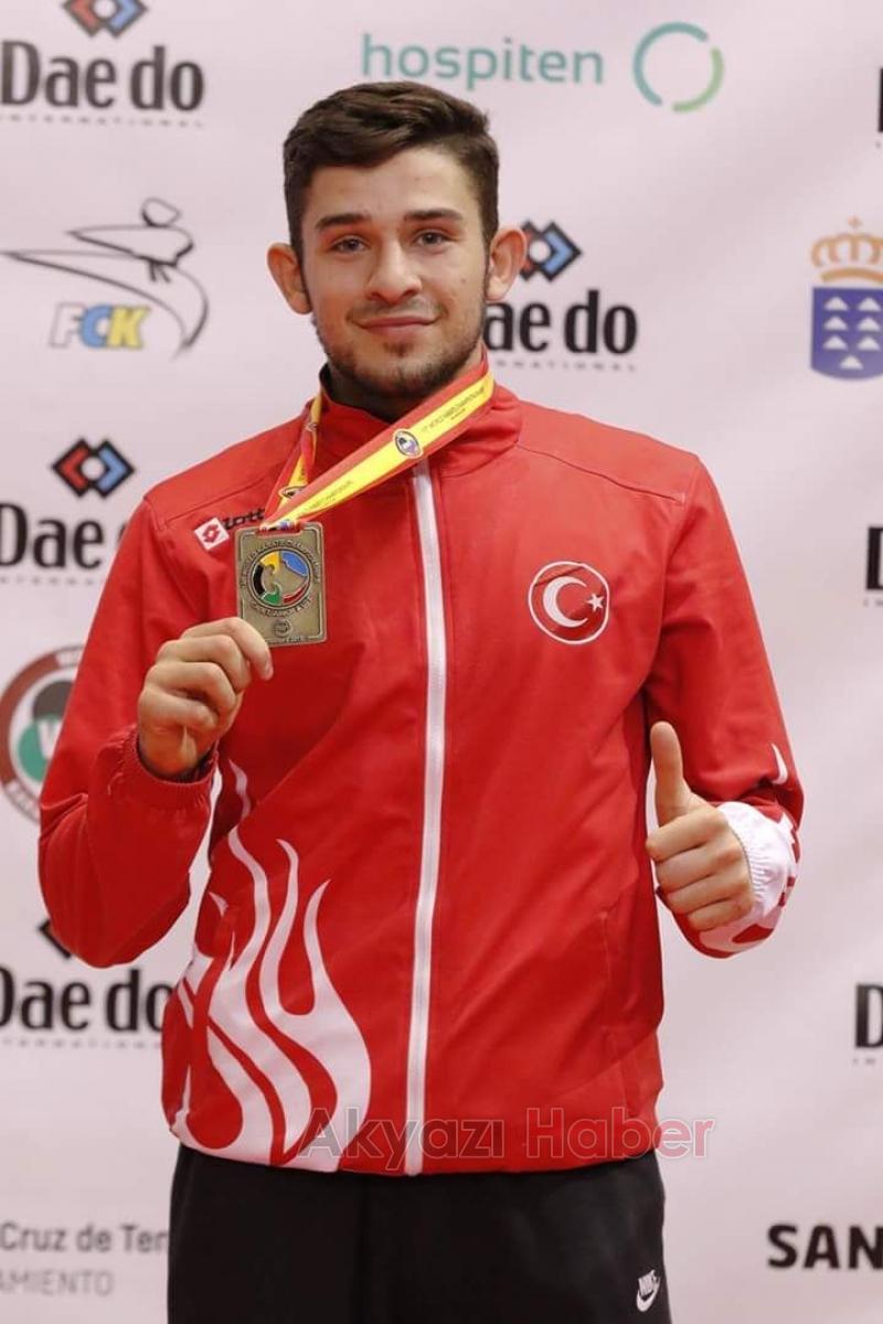 Akyazılı Milli Karateci Dünya Üçüncüsü Oldu