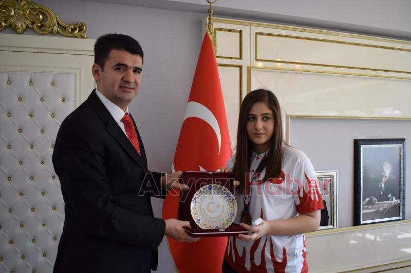  Akyazılı Milli Tekvandocu Kübra Sağlam dan Kalaylı ya Ziyaret