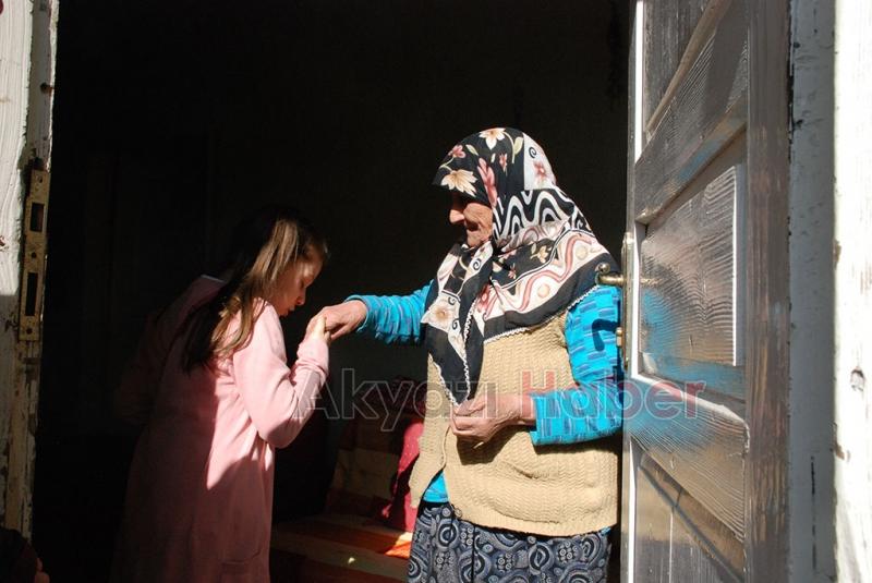 Akyazılı Miniklerden Yaşlılara Vefa