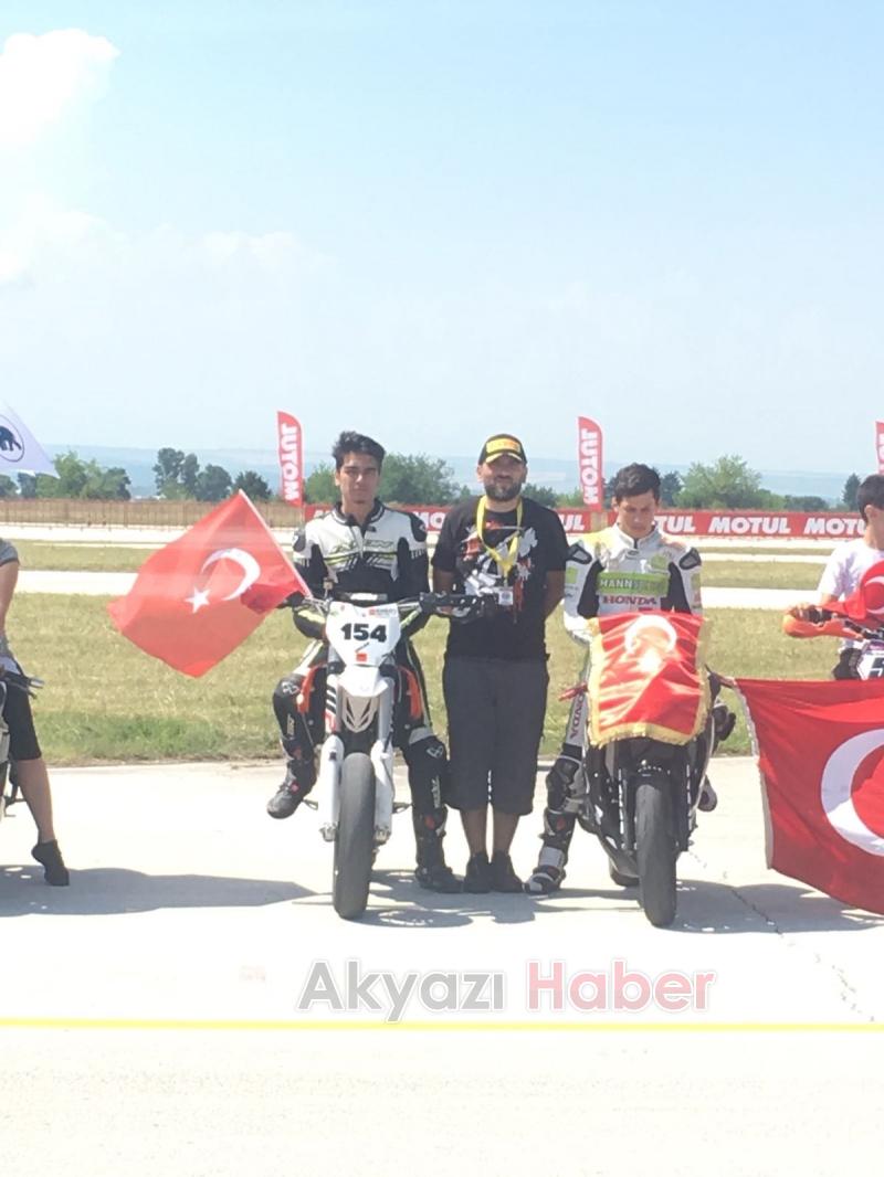  Akyazılı Motosikletçi Avrupa'dan Kupayla Döndü