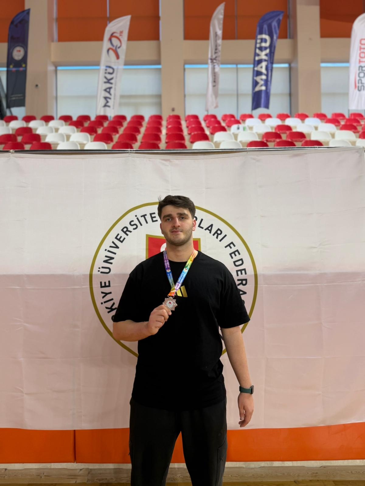 Akyazılı sporcu gururlandırdı