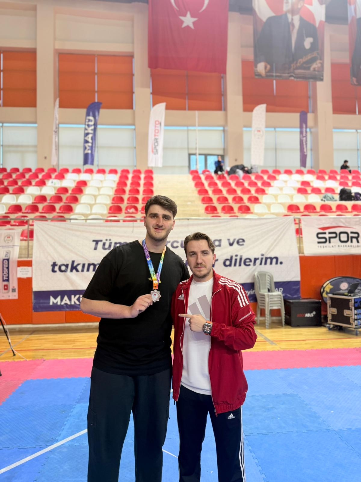 Akyazılı sporcu gururlandırdı